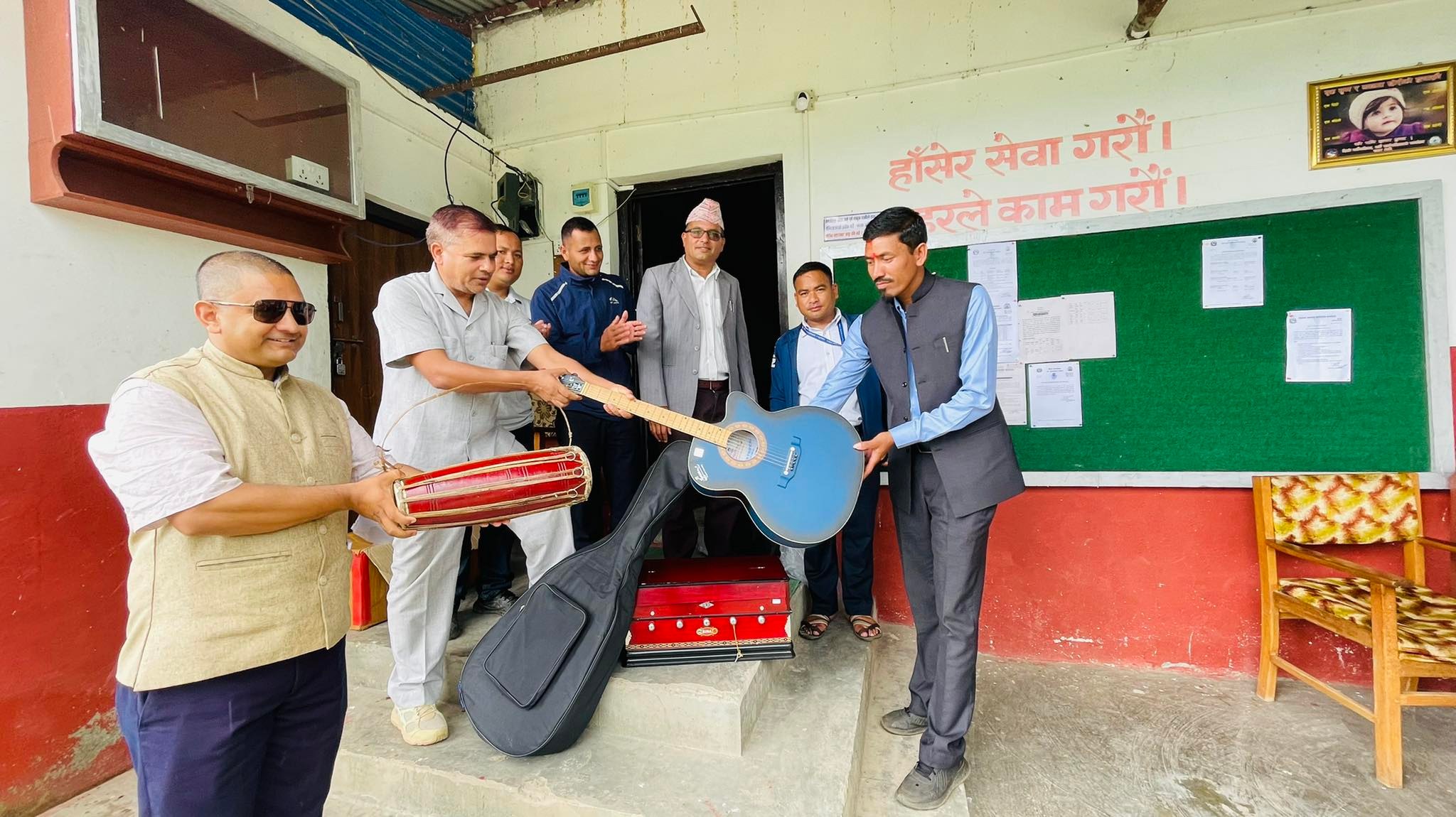 सिस्नेका ३ विद्यालयलाई संगीत सामग्री प्रदान